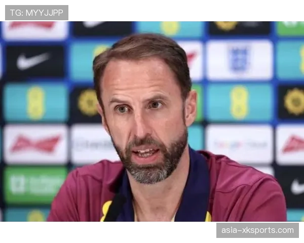 特写：看台上的索斯盖特密切关注格拉利什与鲍文的表现